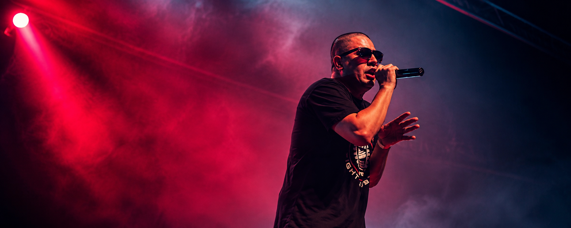 SIMOES performing live